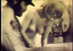 Tinka megmutatja neki lüktető csicsolina porno vagina közelről.