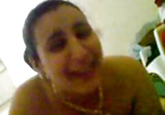 Karcsú transzi ragadt retro punci az ujját a farkába