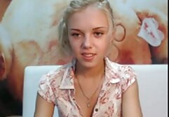 Egy gyors csicsolina porno szopást egy kék szemű egyetemista lány